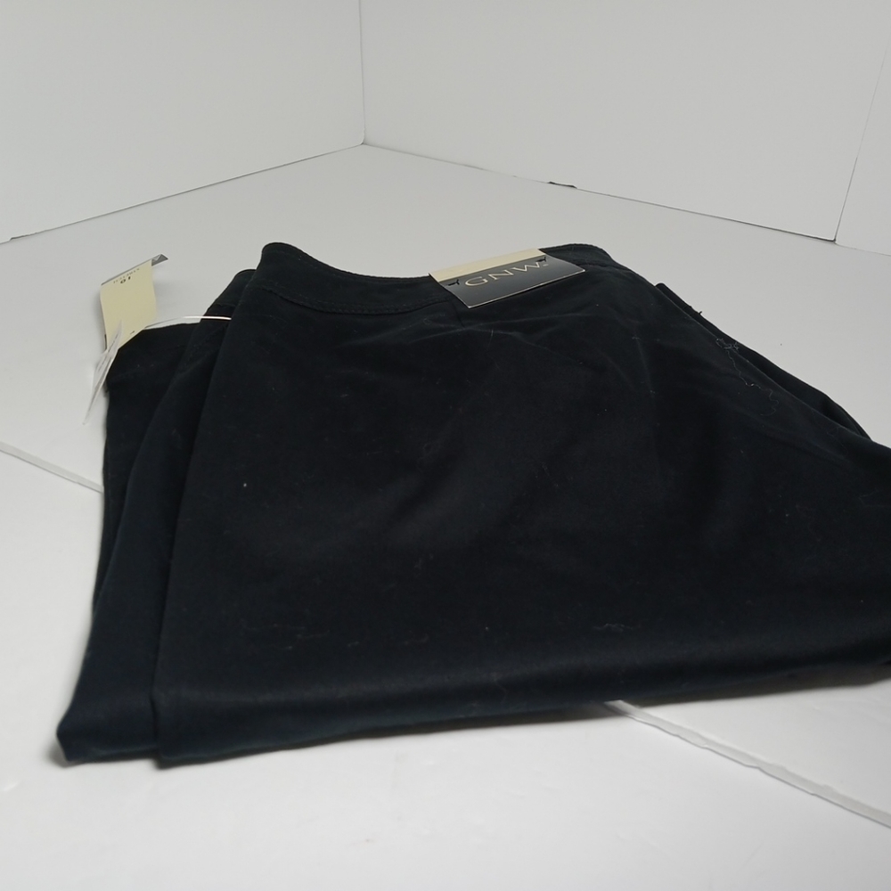 GNW Womens Black Shorts Strech Bernida Size 10 ELLE
